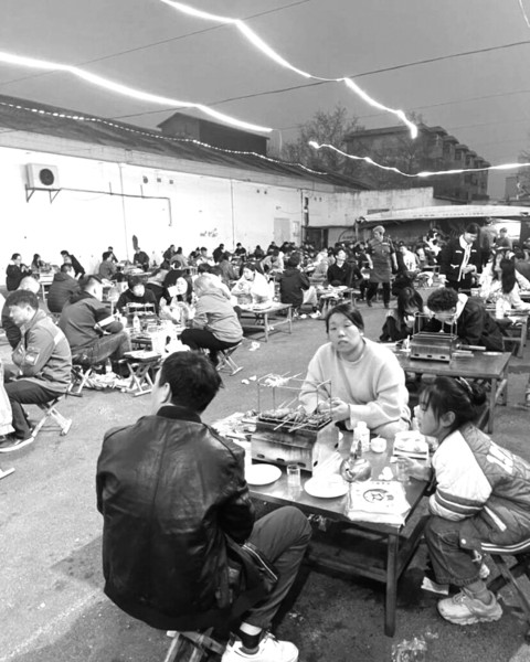 换季时节,户外烧烤摊又热起来了